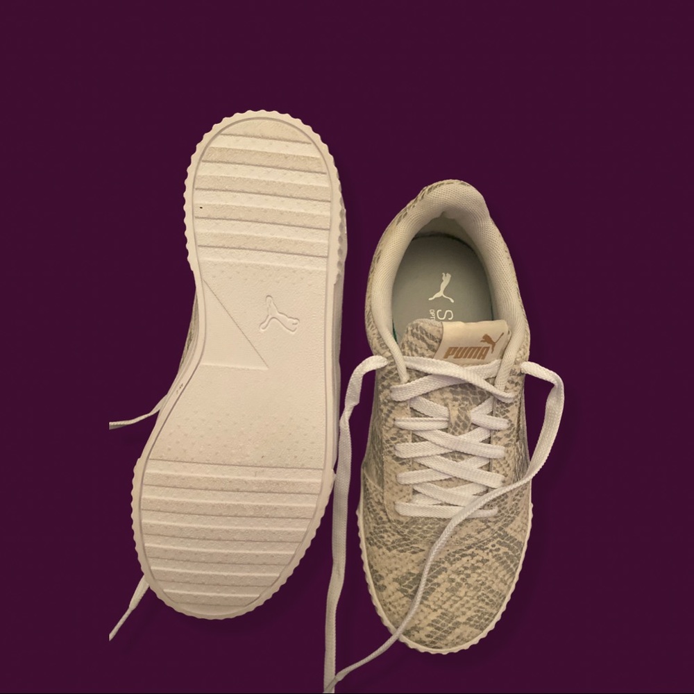 PUMA never been worn size 6 sneakers